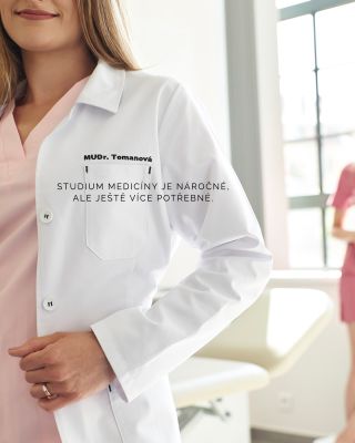 🎓 První rok na medicíně. A s ním i první plášť s výšivkou jména. 🥼 Pláště INFINITE MedStyle jsou navržené lékaři a...