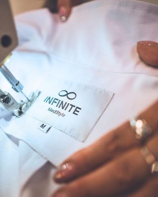 👕 MÓDA, KTERÁ MÁ SRDCE V ČESKÉM ZDRAVOTNICTVÍ. ♾️ INFINITE MedStyle není jen značka oblečení, ale komunita lidí, kteří...