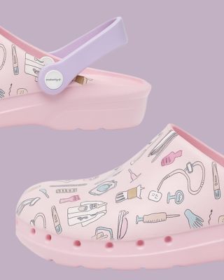 👟 KROK, KTERÝ SI ZAMILUJETE. 👣 Suecos® Oden Print – zdravotnická obuv, která spojuje lehkost, odolnost a styl. Vyrobeno ve...