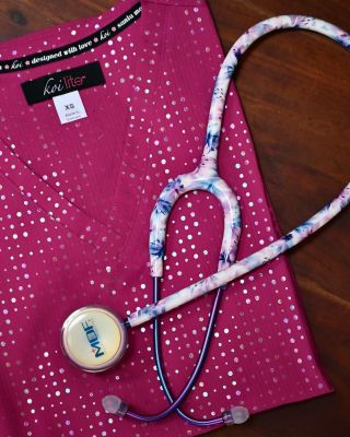 S NÁMI ROZTAJETE I V ZIMĚ. ❄️ 🌸 Květovaný fonendoskop MDF MPrint Titanium – Monet Kaleidoscope & halenka KOI Disco – Pink...