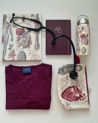 🎄 BORDÓ, KTERÉ LETÍ. Teď je ideální čas pořídit si dárky, které mají styl, kvalitu a skutečně vydrží — a bordó je letos...